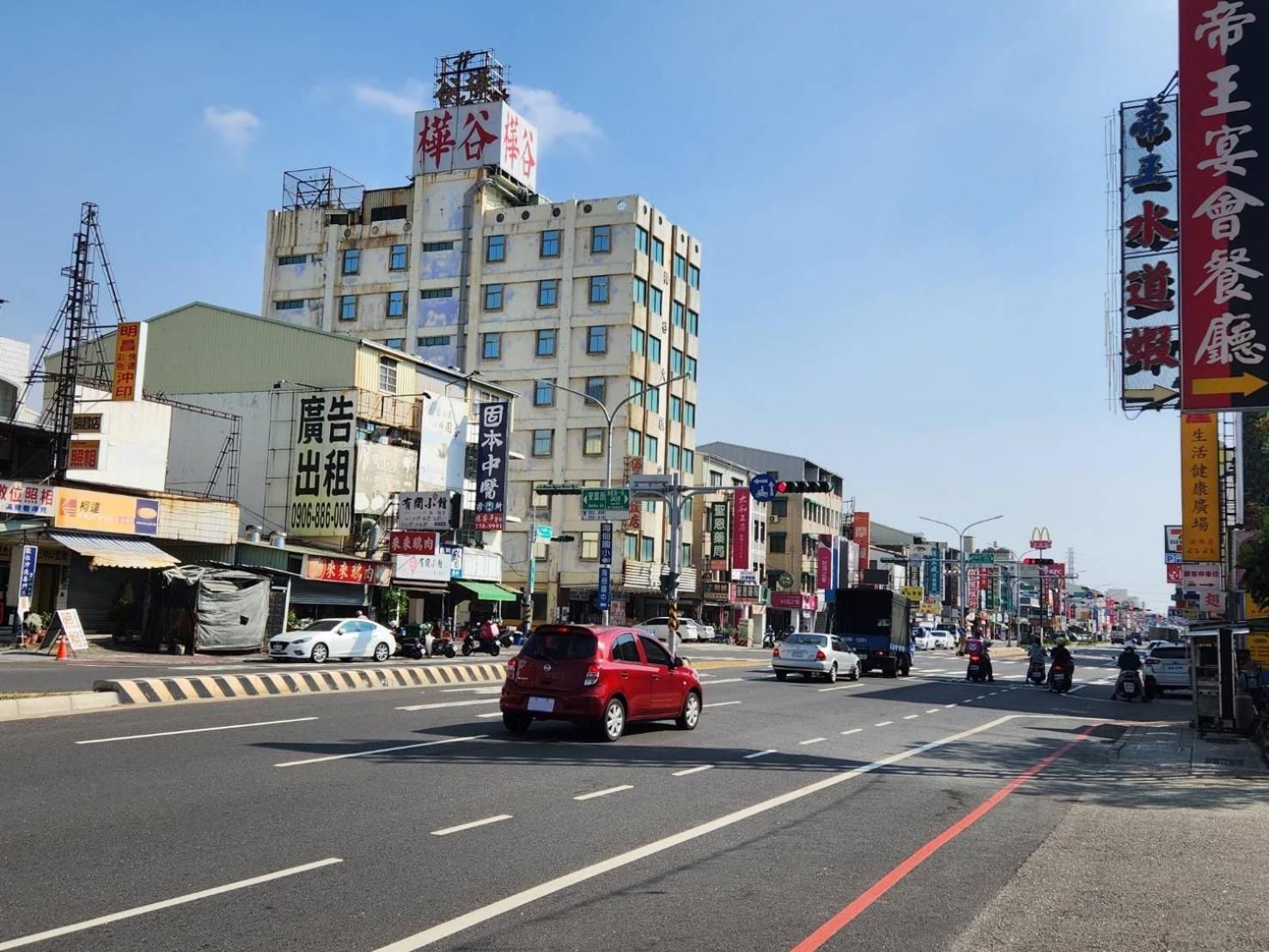 Hua Ku Hotel Тайнань Экстерьер фото