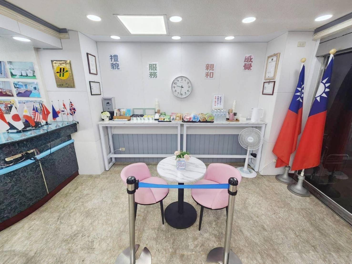 Hua Ku Hotel Тайнань Экстерьер фото