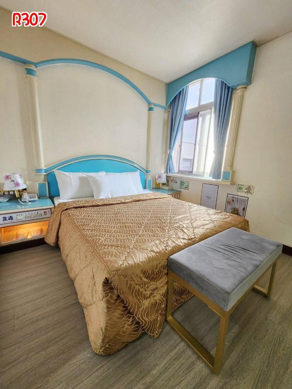 Hua Ku Hotel Тайнань Экстерьер фото